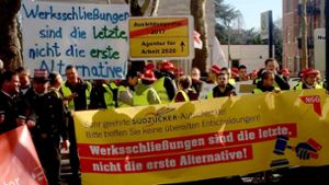 Vor dem Südzucker-Werk in Mannheim wird am Montag protestiert. Foto: dpa