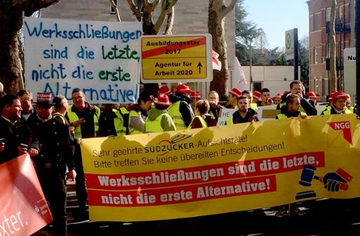 Vor dem Südzucker-Werk in Mannheim wird am Montag protestiert. Foto: dpa