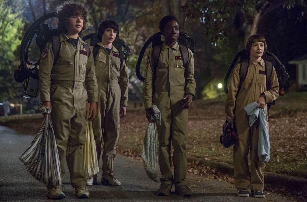 Dustin (Gaten Matarazzo), Mike (Finn Wolfhard), Lucas (Caleb McLaufhlin) und Will (Noah Schnapp, von links) als Ghostbusters an Halloween.