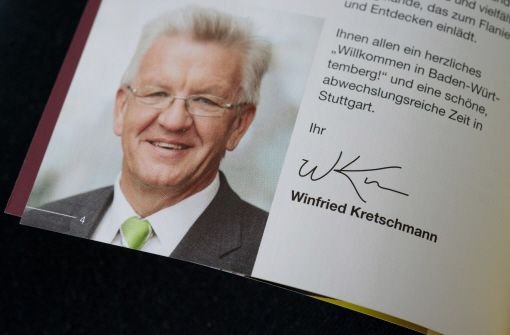 Das Gekrakel auf dem Programmheft für die Feiern zum Tag der Deutschen Einheit ist gar nicht Winfried Kretschmanns Unterschrift - sondern war lediglich als Platzhalter gedacht.  Foto: dpa