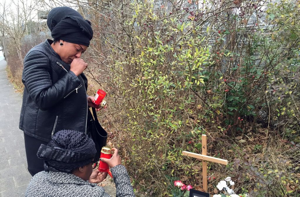 Freundinnen der verstorbenen Frau in Kiel trauern. Foto: dpa