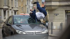 Stunt für die „Soko“-Folge „Crashman“: Alexander Mack wird von einem Peugeot überfahren.  Foto: Lichtgut/Max Kovalenko