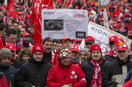 Tausende demonstrieren bei einer IG Metall-Kundgebung in Ludwigsburg: Die zweite Metall-Tarifrunde steht an: Die IG Metall droht mit Unruhepflicht von diesem Donnerstag an. Foto: dpa
