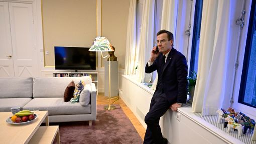 Ulf Kristersson, Ministerpräsident von Schweden, telefoniert, als er  im Regierungssitz in Stockholm die Information erhält, dass das ungarische Parlament für die Ratifizierung des schwedischen NATO-Beitritts gestimmt hat. Foto: Magnus Lejhall/TT News Agency/AP/dpa