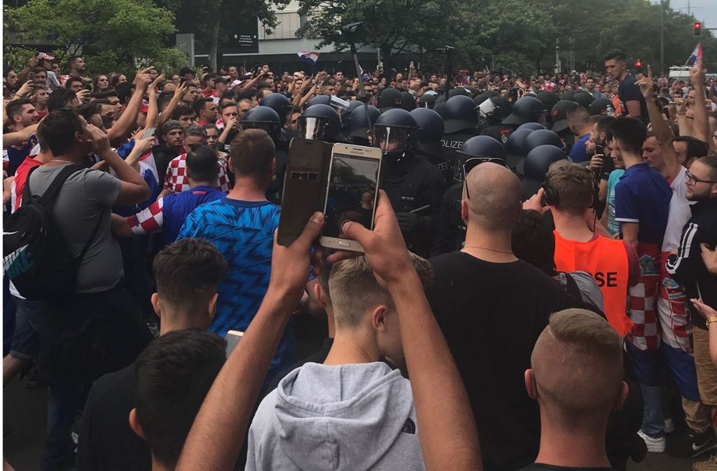 Kroatische Fans kesseln auf der Theodor-Heuss-Straße Polizisten ein.