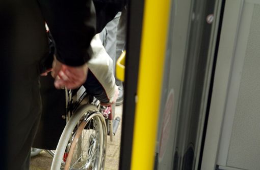 Ein 18-Jähriger Rollstuhlfahrer wurde in einem Linienbus in Vaihingen an der Enz Opfer einer Attacke (Symbolfoto). Foto: Petra Steuer/JOKER