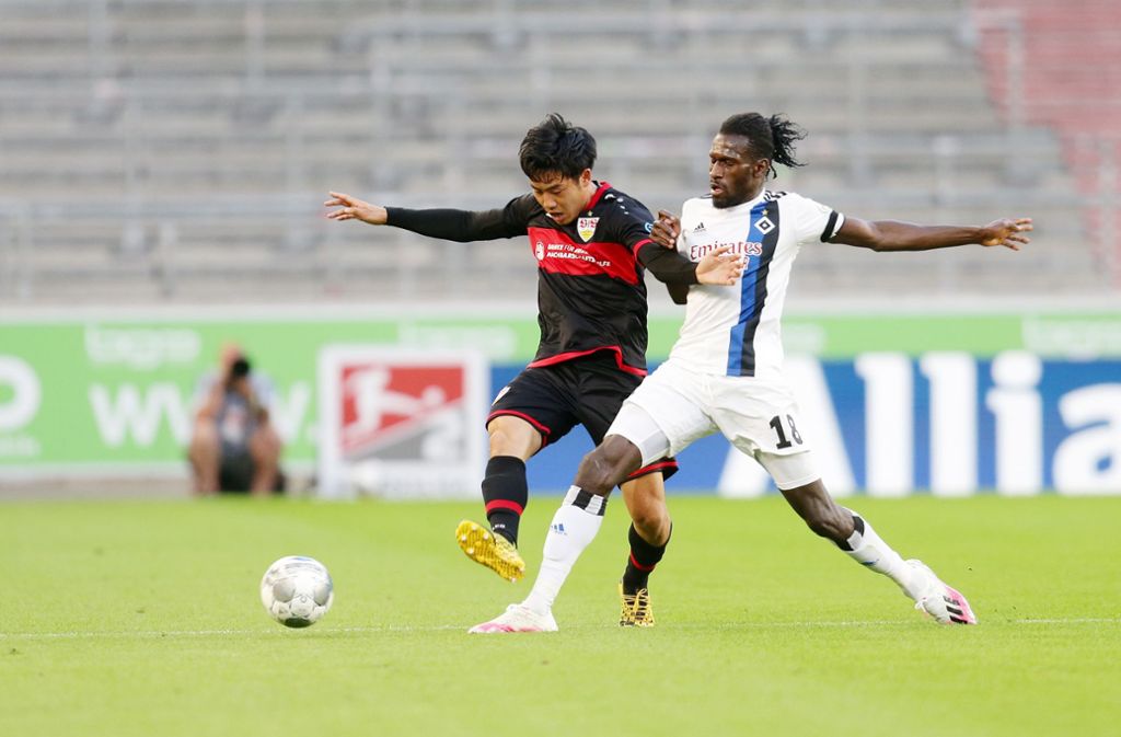 Wataru Endo (links) vom VfB Stuttgart erzielte das 1:2 gegen den HSV kurz nach der Pause.