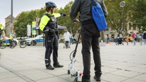Der Umgang mit E-Rollern ist erklärungsbedürftig. Die Polizei gibt auf dem Schlossplatz Nachhilfe. Foto: Lichtgut/Julian Rettig