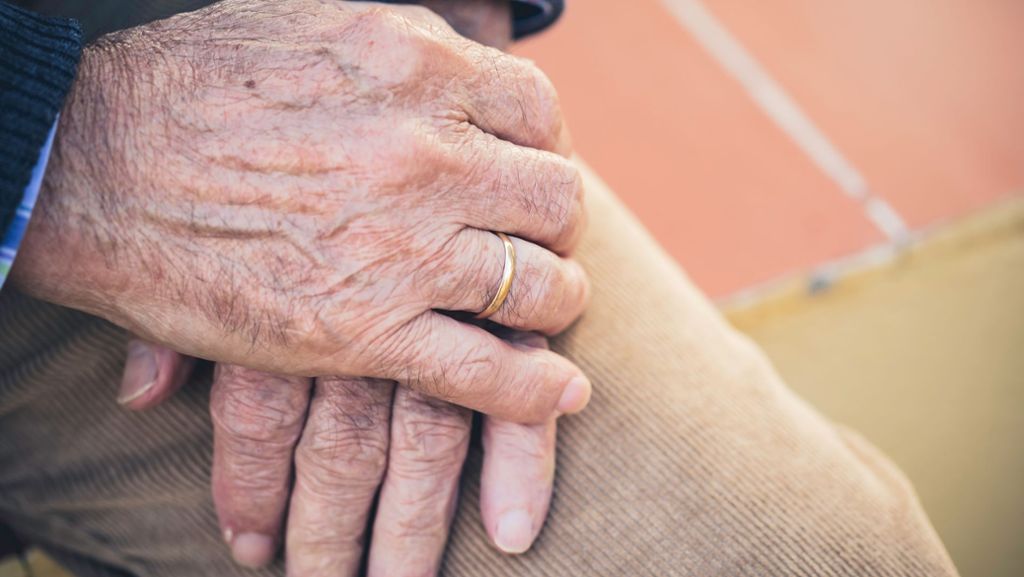 Versuchter Trickdiebstahl in Urbach: Bettler will Senior Ehering vom Finger ziehen