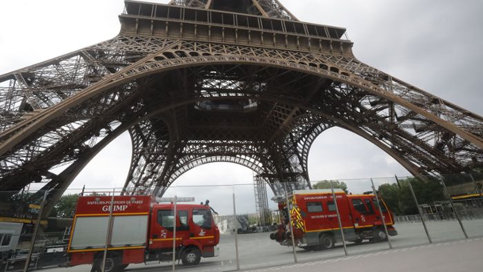 Polizei sperrt Eiffelturm in Paris