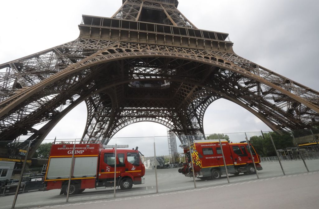Ein Kletterer will den Eiffelturm erklimmen. Polizei und Feuerwehr riegeln das Gebäude ab.
