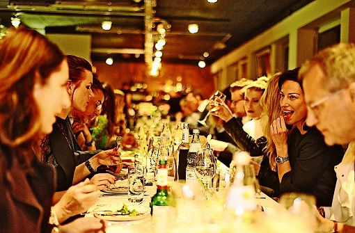 Typisch für You Dinner: eine einzige lange Tafel, an der sich die Mitglieder über ihre kulinarischen Erlebnisse austauschen. Foto: You Dinner