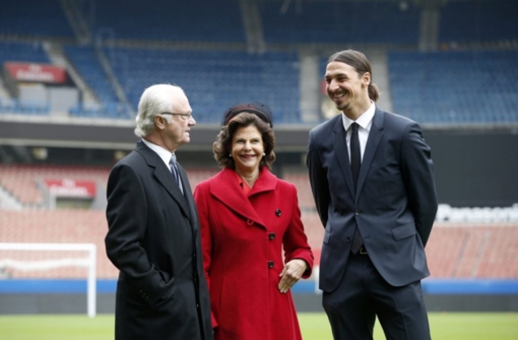 Zlatan Ibrahimovic von Paris St. Germain führt Schwedens König Carl Gustaf und Königin Silvia durchs Stadion des Hauptstadtclubs.