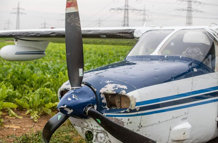 Unwetter über Ludwigsburg: Motor fällt aus – Pilot landet Flugzeug im Acker