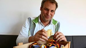 Ralf Knoll hat seine  Medaillen   in einer hölzernen Kiste aufbewahrt, doch aus seiner Zeit als Leistungsschwimmer ist ihm viel mehr geblieben. Foto: Eva Herschmann
