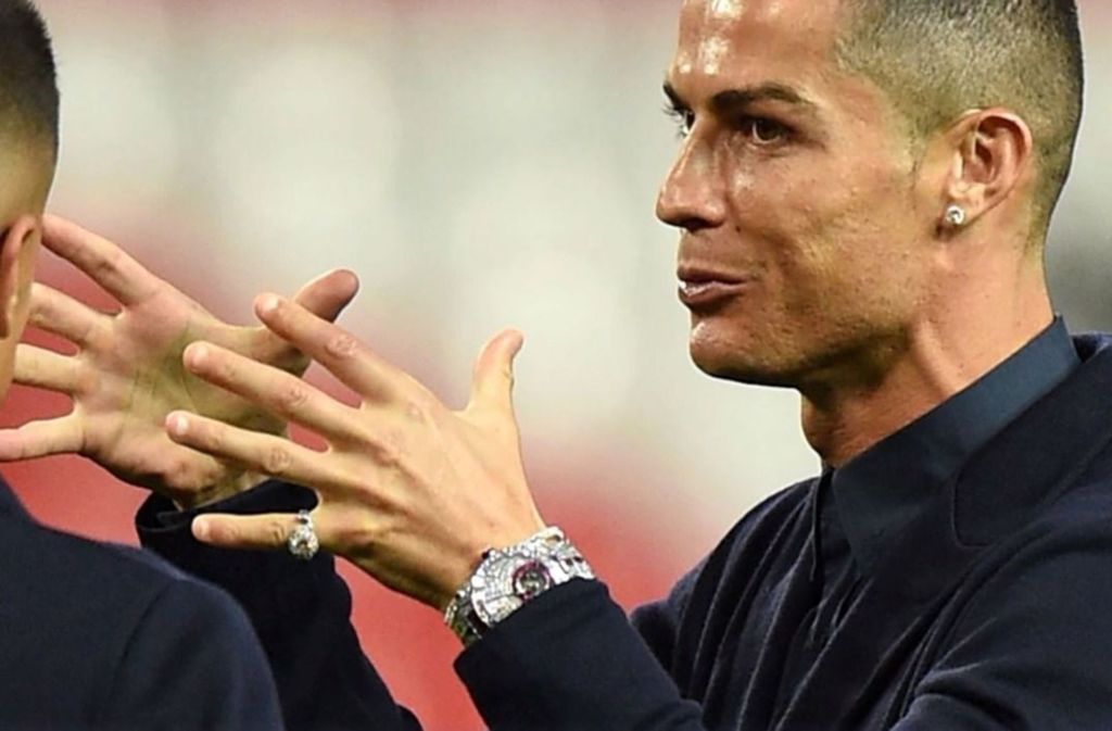 Juventus Turin Spieler Cristiano Ronaldo Protzt Mit