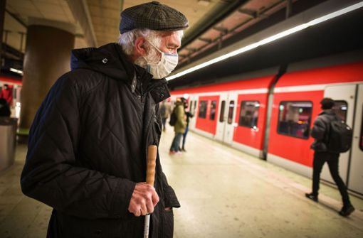 Große Geräuschkulisse, keine Tasthilfen: Winfried Specht ist blind und tut sich in der S-Bahn-Station Stadtmitte schwer. Foto: Lichtgut/Leif Piechowski