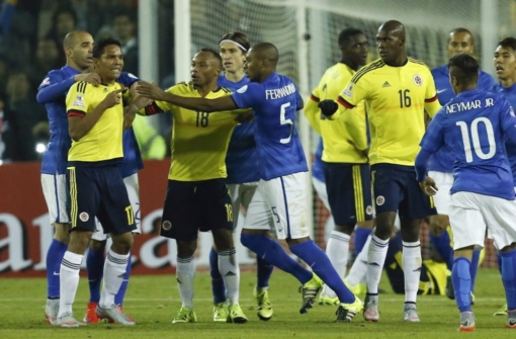 Nach dem Spiel zwischen Kolumbien und Brasilien kommt es zu einer Prügelei. Neymar ist mittendrin.