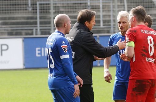 Kickers-Trainer Ramon Gehrmann: Diskussionen mit seinen eigenen Spielern und denen des FC Nöttingen. Foto: Baumann