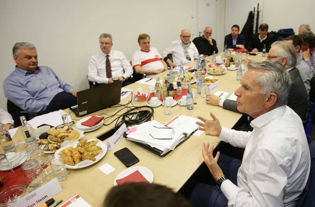 Wolfgang Dietrich (rechts) strebt als Präsident des VfB Stuttgart die Ausgliederung an.