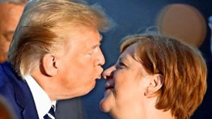 Etwas unbedarfte Annäherung: US-Präsident Trump spitzt die Lippen, um Kanzlerin Merkel  auf die Wange zu küssen. Foto: dpa/Christian Hartmann