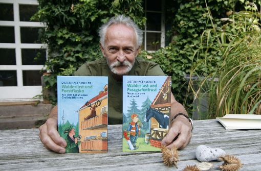 Ex-Förster und Autor Dieter Hagenmüller mit seinen  beiden  Büchern Foto: Chris Lederer