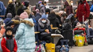 Menschen aus der Ukraine warten in einer Anlaufstelle für Flüchtlinge in Berlin auf ihre Registrierung. Foto: dpa/Hannibal Hanschke