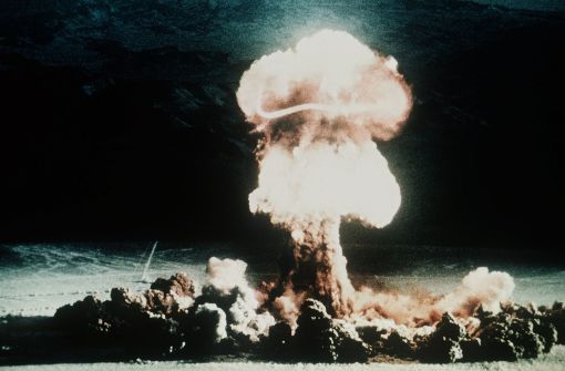 Ein Atompilz steigt nach der Explosion einer amerikanischen Atombombe über dem Testgelände in der Wüste von Nevada auf. Foto: dpa