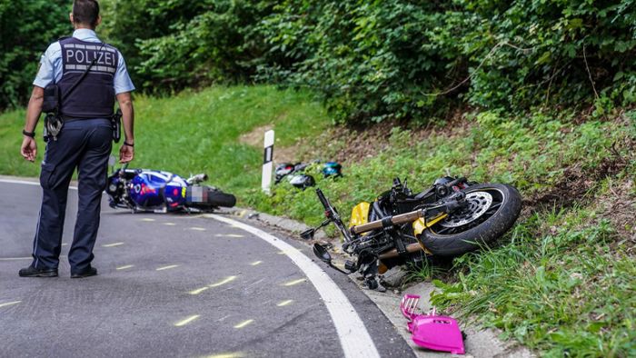 Drei Biker kollidieren nach riskantem Überholmanöver