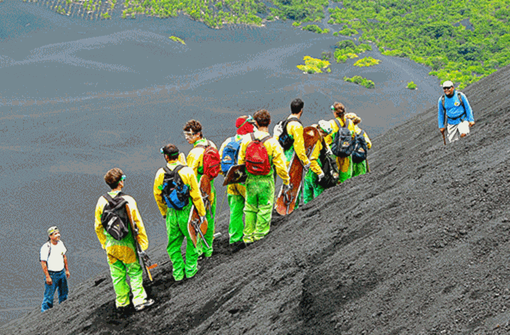 Der letzte Schrei für Erlebnishungrige: Sandboarding auf dem Vulkan Cerro Negro - schwarzer Hosenboden inbegriffen.