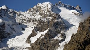 Immer wieder rutscht in den Alpen der Schnee ab – mit tödlichen Folgen. Foto: dpa