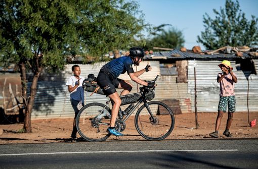 Kapstadt rückt näher: Jonas Deichmann gegen Ende seiner Rekordfahrt im südlichen Afrika. Foto: Philipp Hympendahl/Verlag