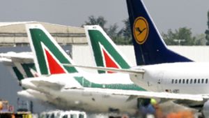 Die italienische Fluglinie Alitalia (die Flugzeuge im Hintergrund) ist insolvent. Foto: AP
