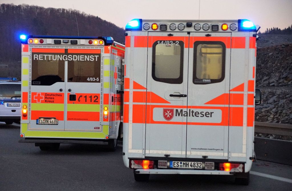 Die anderen Unfallbeteiligten werden leicht verletzt. Die A8 muss in Richtung München zeitweise gesperrt werden.