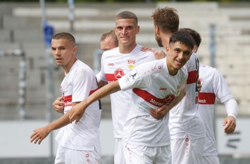 Der VfB II bejubelt das Tor zum 1:0 von Babis Drakas (li.).  Luca Bazzoli (Mi.) und  Jannis Boziaris freuen sich mit. Foto: Baumann/Hansjürgen Britsch