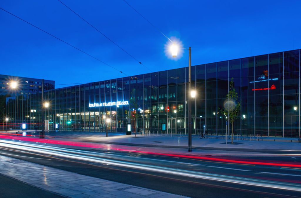 Blick auf das neue Bauhaus-Museum in Dessau am Abend