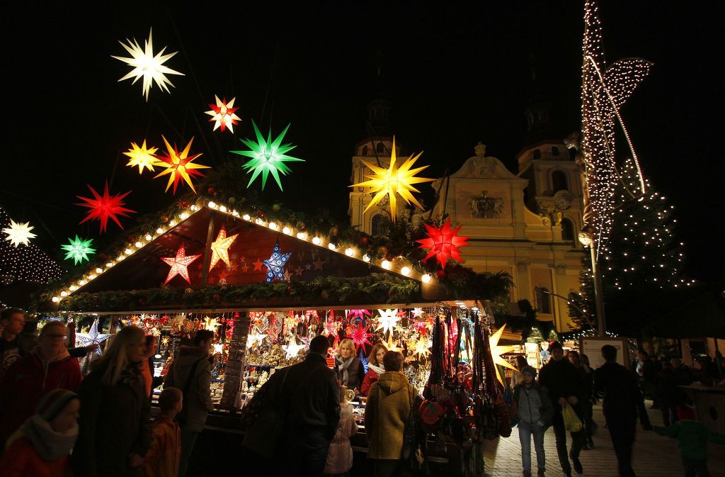 Der Ludwigsburger Weihnachtsmarkt ist der größte im Kreis. Doch auch die kleineren in den umliegenden Orten bezaubern in idyllischen Lagen mit Kulinarischem und Kunsthandwerk.