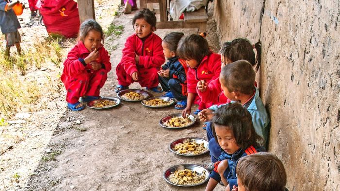 Ein warmes Essenfür Kinder in Nepal