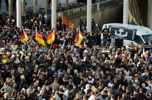 Am Wochenende war die Gruppierung Hooligans gegen Salafisten in Köln gewaltsam aufgetreten (Foto), nun plant die Gruppe weitere Demonstrationen in Hamburg und Berlin. Foto: dpa