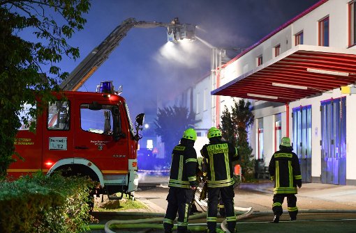 Der Kampf gegen die Flammen stellt sich bei einer Lagerhalle in Weinheim schwierig dar. Foto: dpa