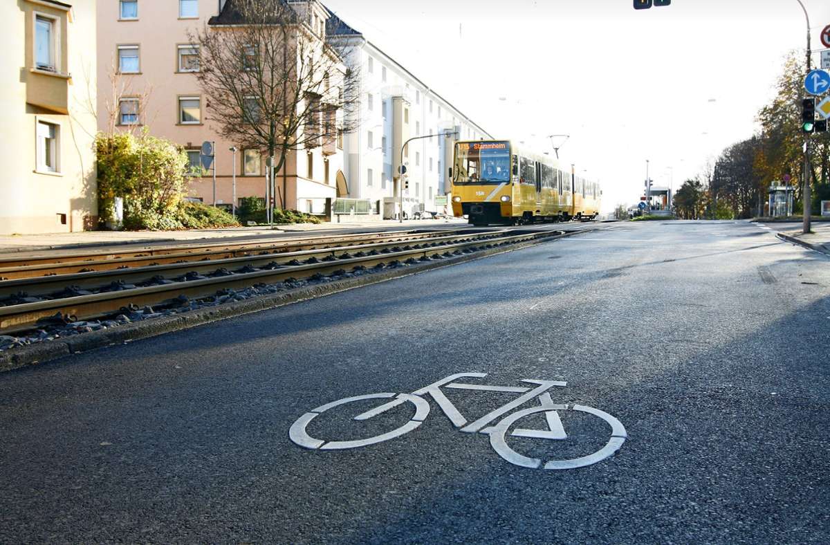 Auf der Ludwigsburger Straße in Zuffenhausen sind die Fahrradpiktogramme bereits getestet worden. Künftig könnte es sie auch in Dürrlewang geben. Foto: Archiv/Marta Popowska