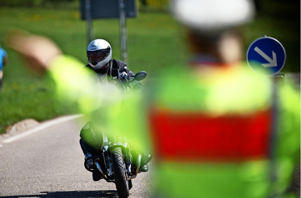 Polizeikontrollen sind ein wirksames Mittel gegen die Motorradposer, sagen die Büsnauer. Foto: Gottfried Stoppe/l