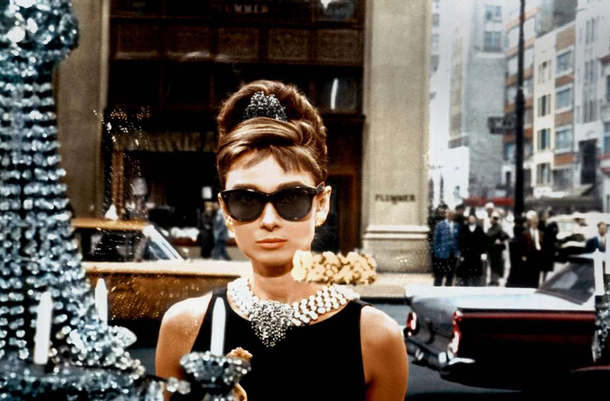 Audrey Hepburn machte in „Frühstück bei Tiffany“ das Kleine Schwarze zum Inbegriff der Eleganz.