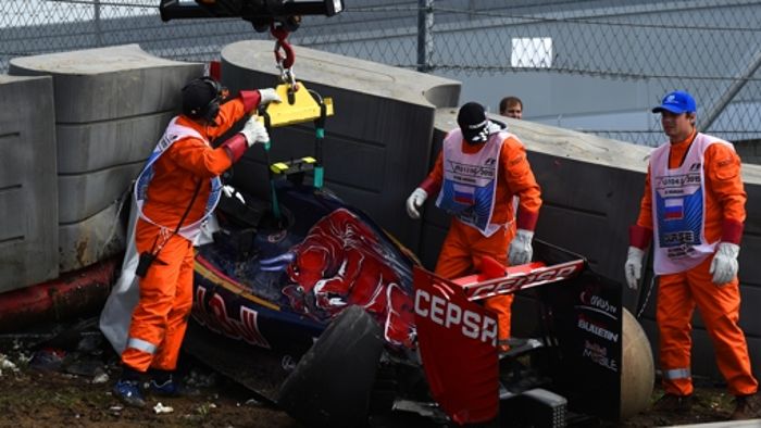 Toro-Rosso-Fahrer Sainz nach Unfall im Krankenhaus