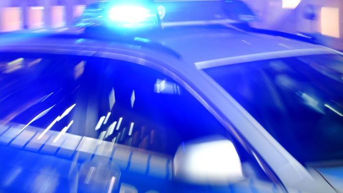 Polizisten retten 25-Jährigen aus sinkendem Auto