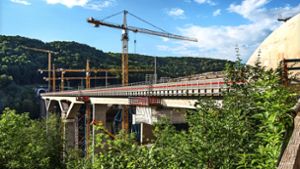 In bis zu 85 Metern Höhe überspannt die neue Brücke das Filstal. Zugreisende sollen von Ende 2022 an dort unterwegs sein. Foto: /Horst Rudel