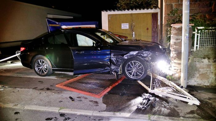18-jähriger BMW-Fahrer kollidiert mit Taxi und kracht in Mauer