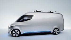 Futuristisches Gefährt mit Elektroantrieb: Auf dem Dach des Pakettransporters von Mercedes-Benz thronen zwei Drohnen. Foto: Daimler