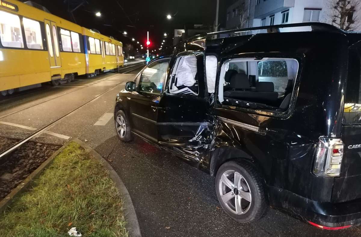 Bei dem Unfall in Stuttgart sind vier Menschen verletzt worden. Foto: Andreas Rosar/Fotoagentur Stuttgart