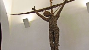 Madlen Janina Mettenbrink-Franz hat einen ausgedienten Christbaum in eine Skulptur verwandelt, in der Tod und Hoffnung symbolisiert werden. Foto: Eveline Blohmer